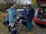 Aussitôt sortis des véhicules, les participants découvrent déjà des bryophytes. - Photo : Carole Beauchesne