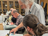 La Flore des Bryophytes du Québec-Labrador de Jean Faubert est l'ouvrage de référence utilisé pendant de la formation. - Photo : Carole Beauchesne